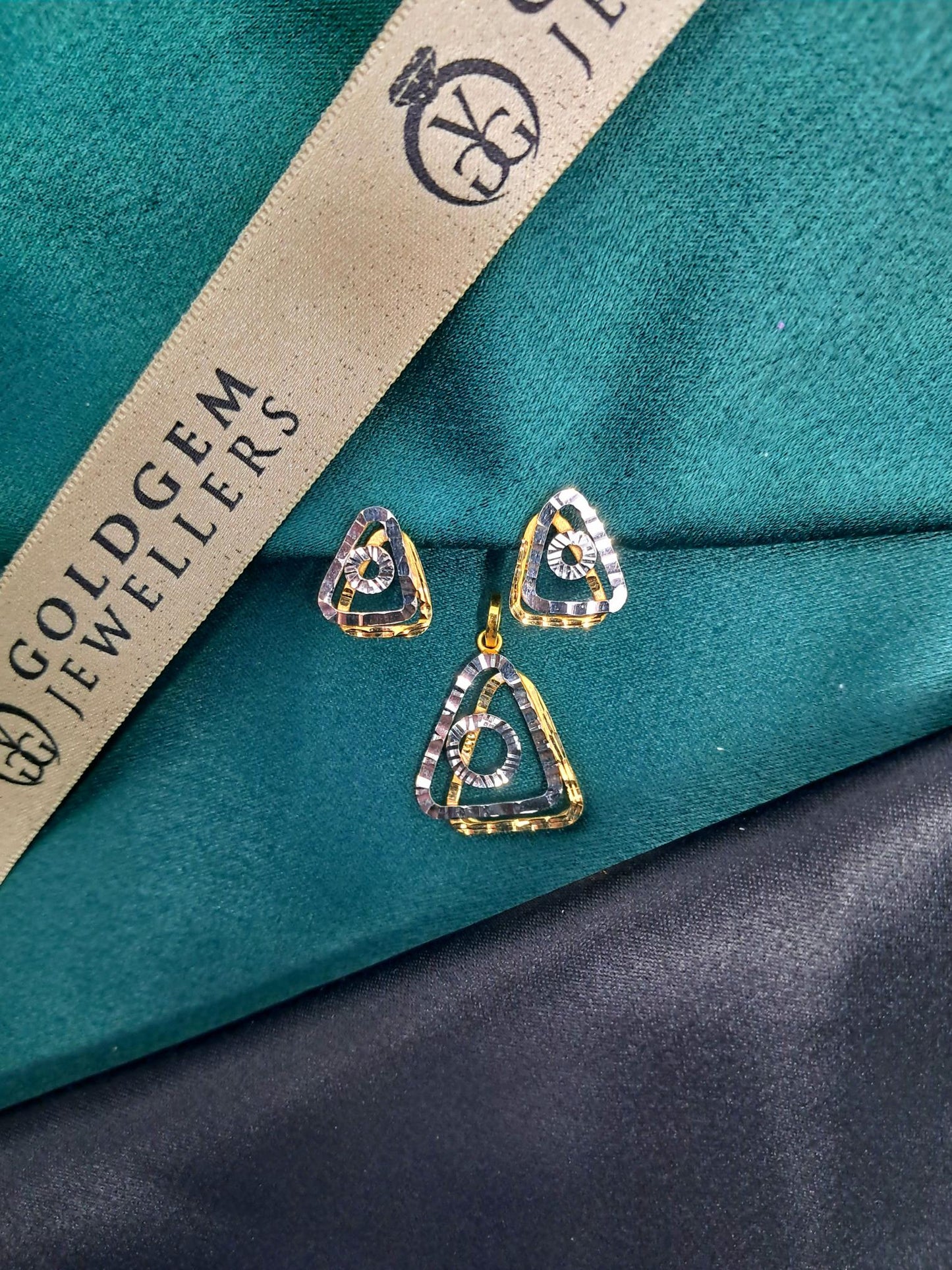 18ct Yellow & White Gold 2 Tone Pendant And Earring Set