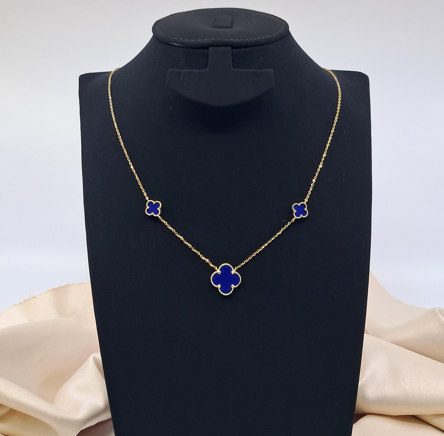 18ct Yellow Gold Lapis lazuli clover necklace