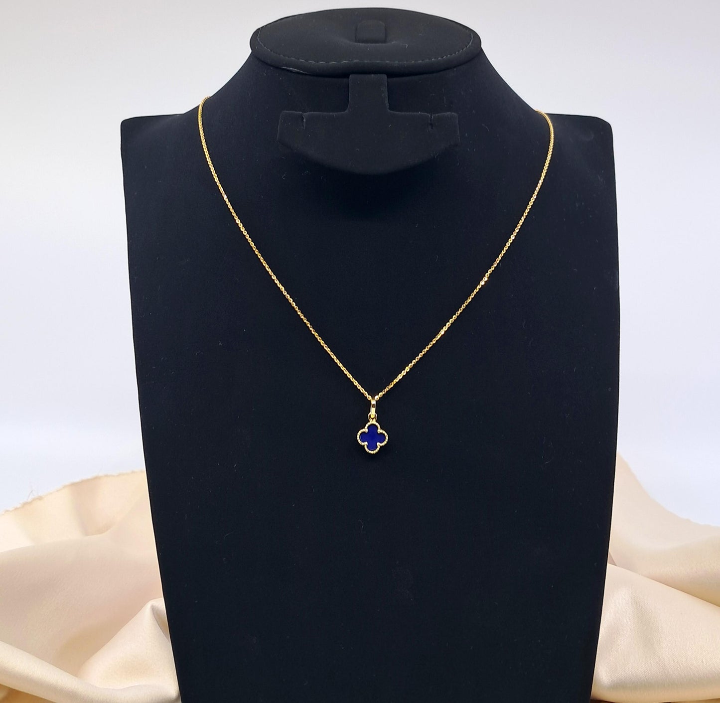 18ct Yellow Gold Small Lapis Lazuli Clover Necklace