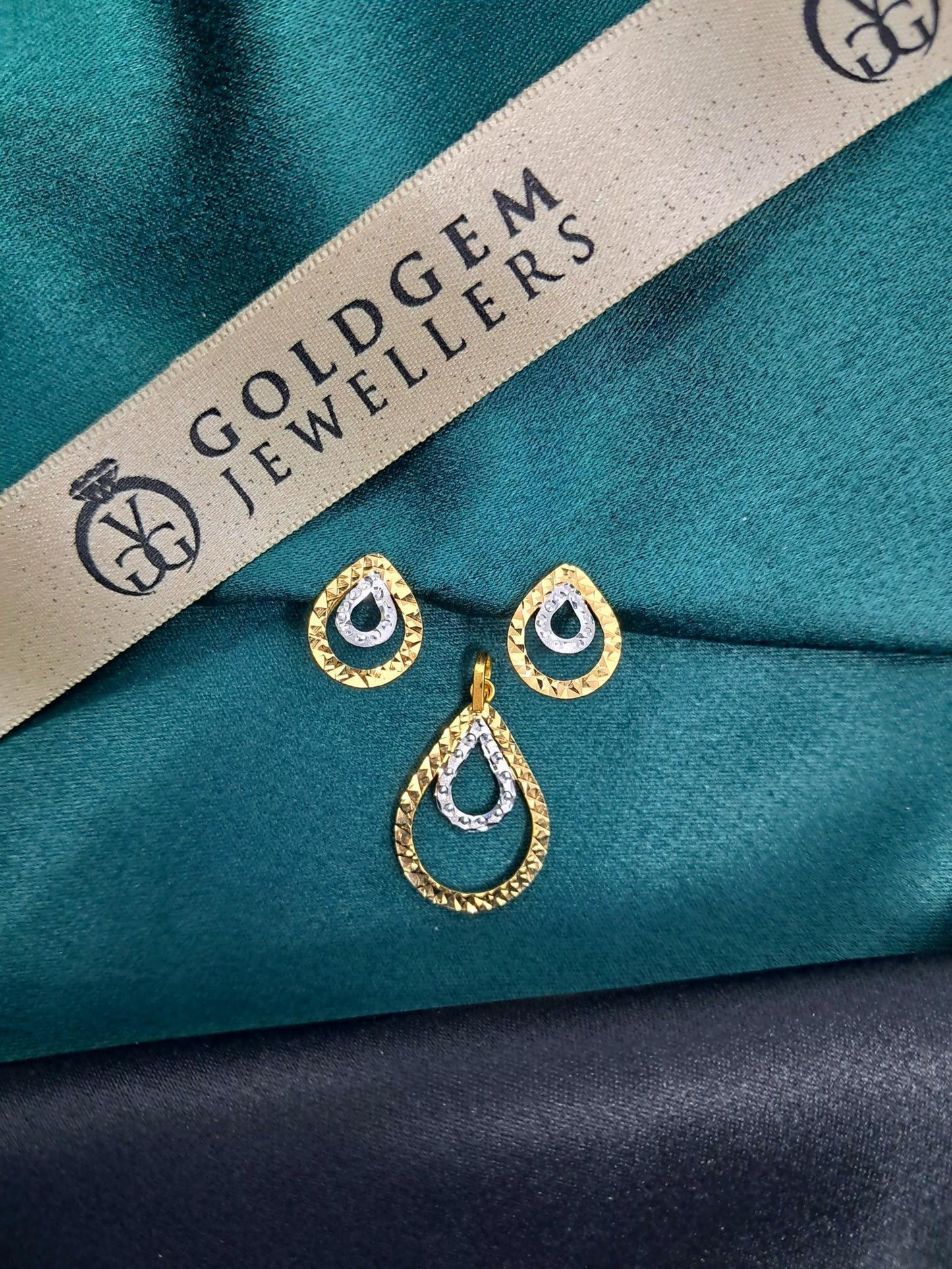 18ct Yellow & White Gold 2 Tone Pendant And Earring Set