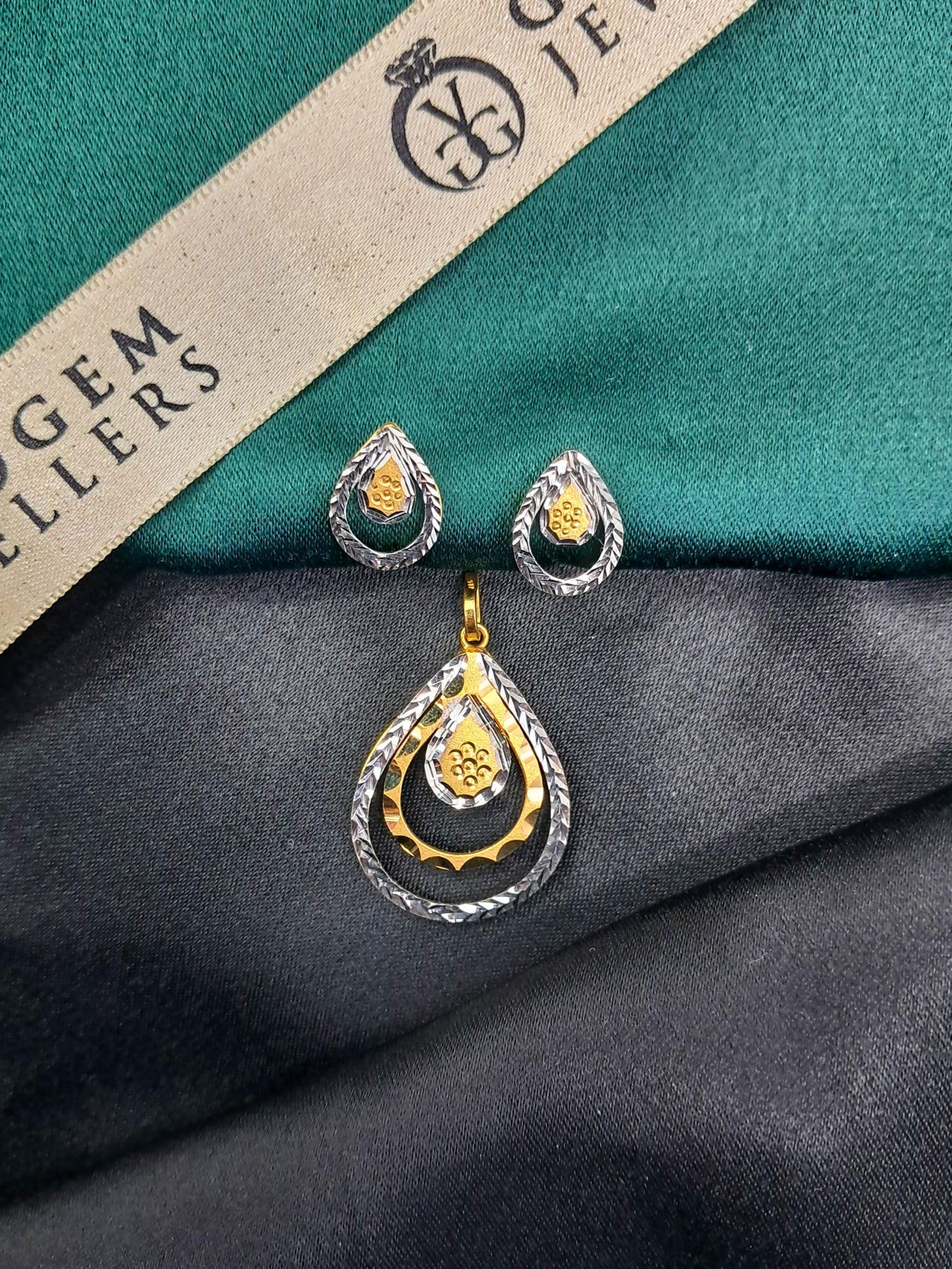 18ct Yellow & White Gold 2 Tone Pendant And Earring Set