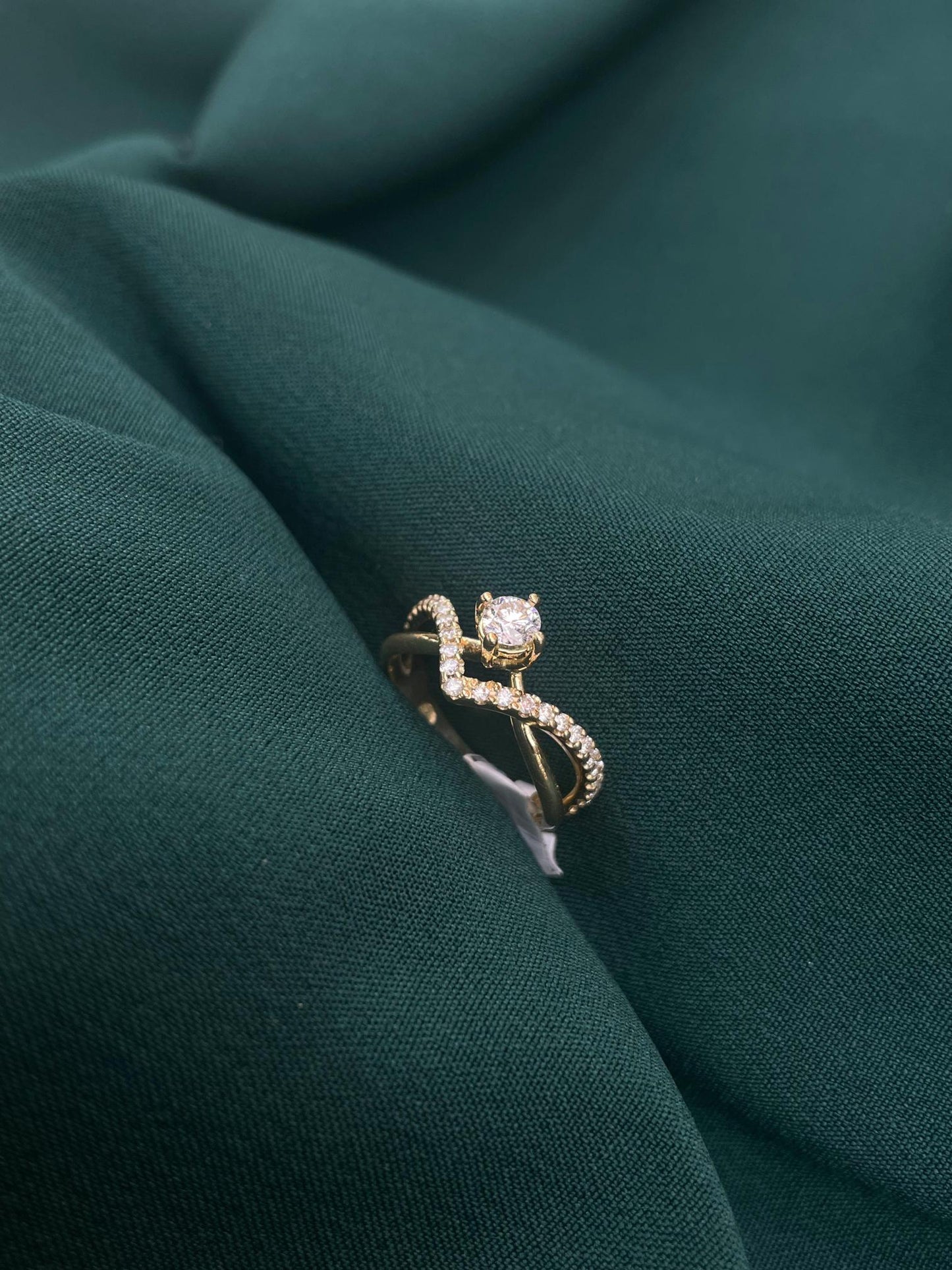 18ct Yellow Gold Natural Diamond Ring