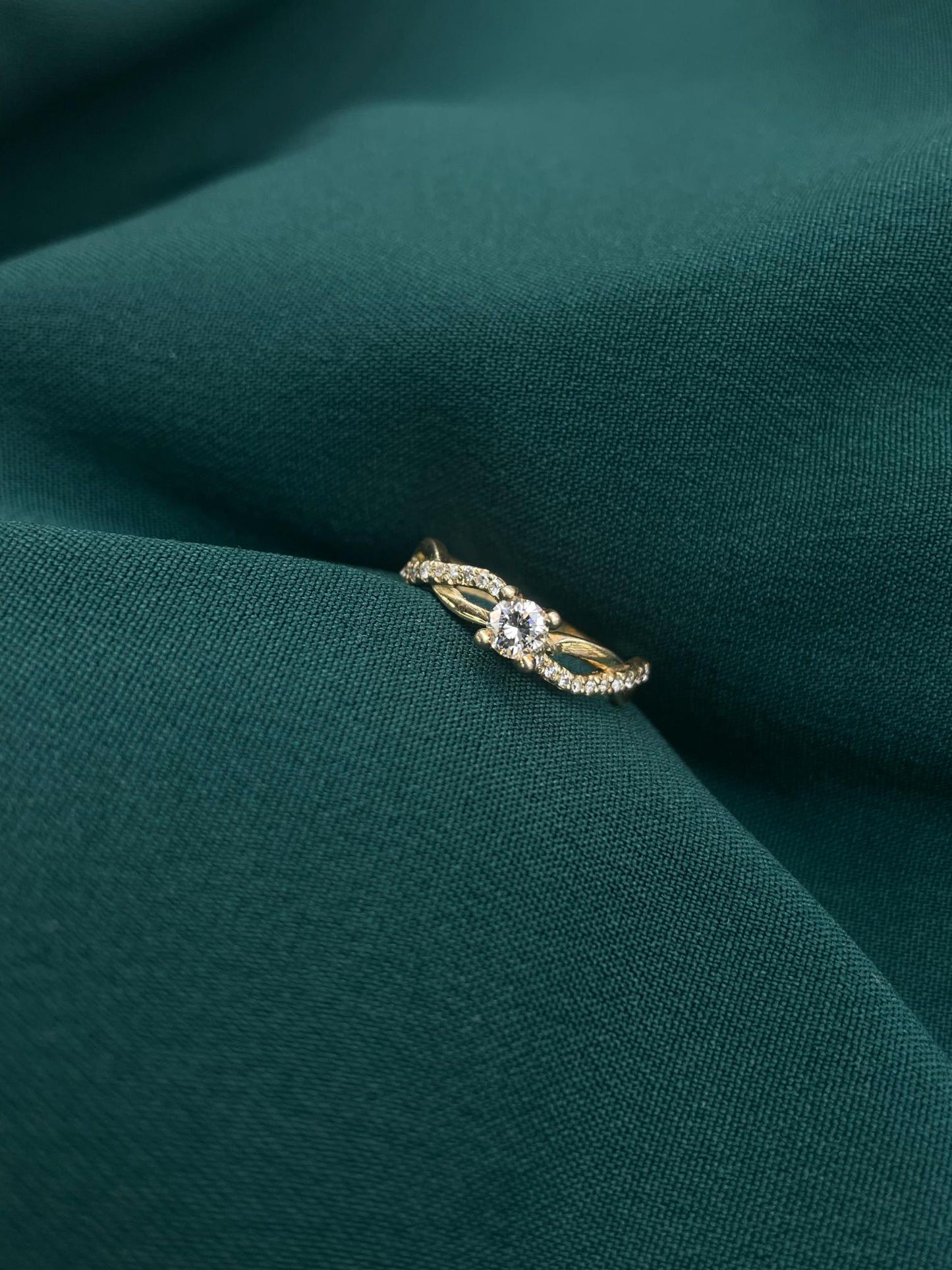 18ct Yellow Gold Natural Diamond Ring