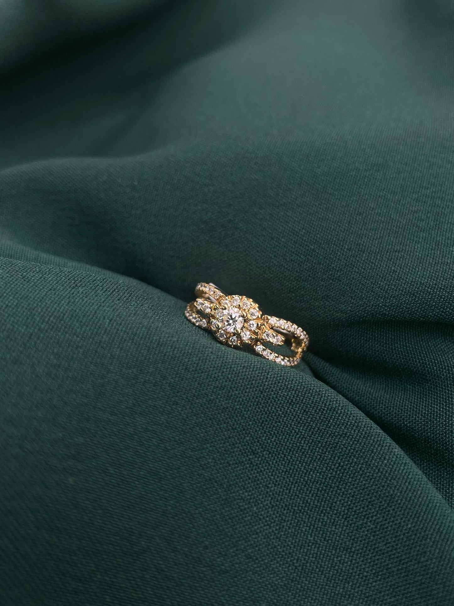 18ct Yellow Gold Natural Diamond Ring